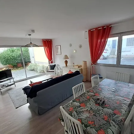 Apartmán Spacious In With Garden